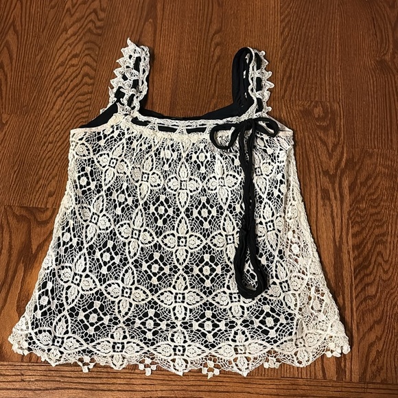 Karen Kane Textured cream crochet overlay on black tank Top w/ bow square neck L - Picture 8 of 8